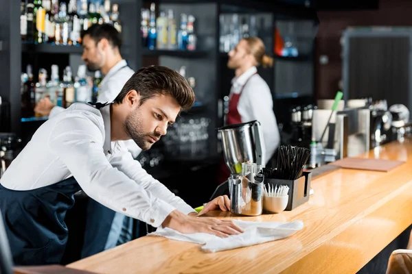 Operarios de aseo y cafetería